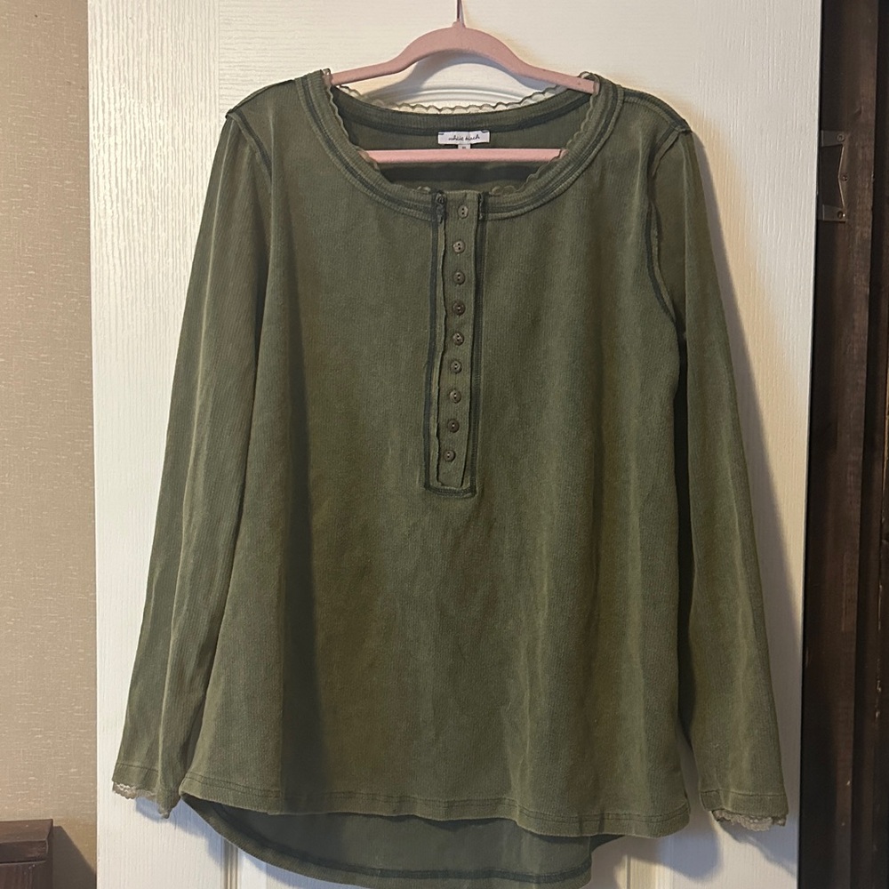 Green Long Sleeve Button-Up Top